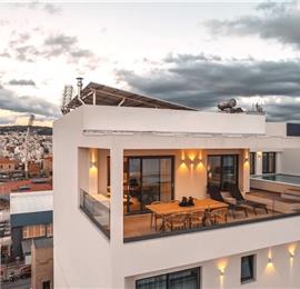 3 bedroom penthouse apartment with pool in Chania town, sleeps 6